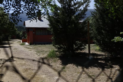 La presidenta de la CAM, Isabel Díaz Ayuso, pasó el fin de semana en el chalé con piscina adquirido por la Comunidad para ampliar el Parque Nacional de Guadarrama.